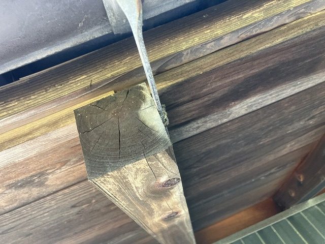 劣化が見られる庇の木材